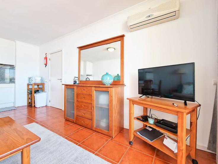 Sala de estar elegantemente projetada com móveis modernos em um apartamento no Building Avenida Tomás Cabreira - nuris2u-lda - 1337448 em Portimão, Portimão Sala de estar elegantemente projetada com móveis modernos em um apartamento no Building Avenida Tomás Cabreira - nuris2u-lda - 1337448 em Portimão, Portimão