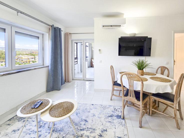 Elegante sala de estar con mobiliario moderno en un apartamento en Building Rua Luiz Cabeça Dutra - nuris2u-lda - 1337475 en Portimão, Portimão