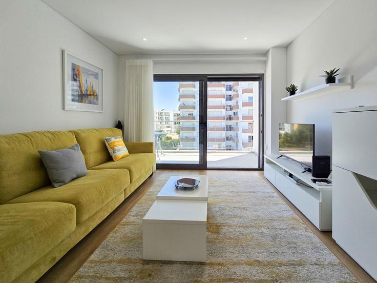 Portimão, Portimão에 위치한 Building Rua das Ondas - nuris2u-lda - 1337477 유닛의 세련된 인테리어가 돋보이는 거실 Portimão, Portimão에 위치한 Building Rua das Ondas - nuris2u-lda - 1337477 유닛의 세련된 인테리어가 돋보이는 거실