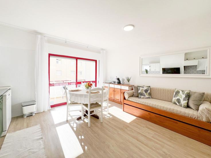 Sala de estar elegantemente projetada com móveis modernos em um apartamento no Building António Feu - nuris2u-lda - 1337471 em Portimão, Portimão