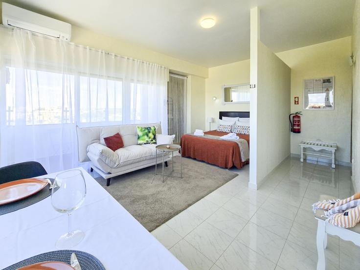 Elegante sala de estar con mobiliario moderno en un apartamento en Building da Torralta - nuris2u-lda - 1337451 en Alvor, Alvor Elegante sala de estar con mobiliario moderno en un apartamento en Building da Torralta - nuris2u-lda - 1337451 en Alvor, Alvor