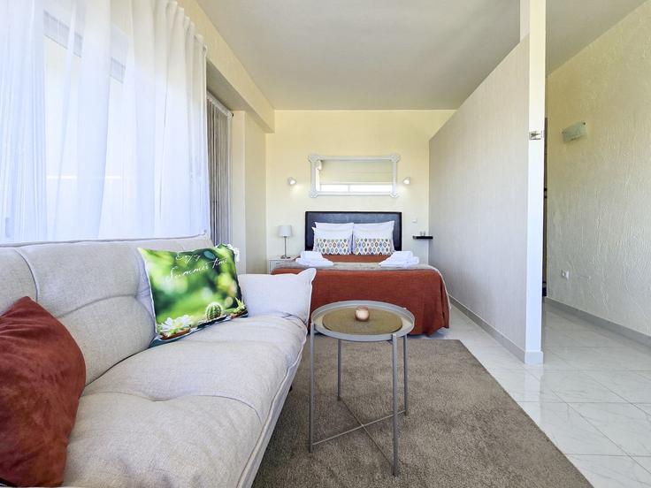 Alvor AlvorのBuilding da Torralta - nuris2u-lda - 1337451のアパートメントにある、モダンな家具を備えたエレガントなデザインのリビングルーム