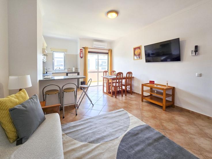 Elegante sala de estar con mobiliario moderno en un apartamento en Building Rua Vista Mar - nuris2u-lda - 1337450 en Portimão, Portimão
