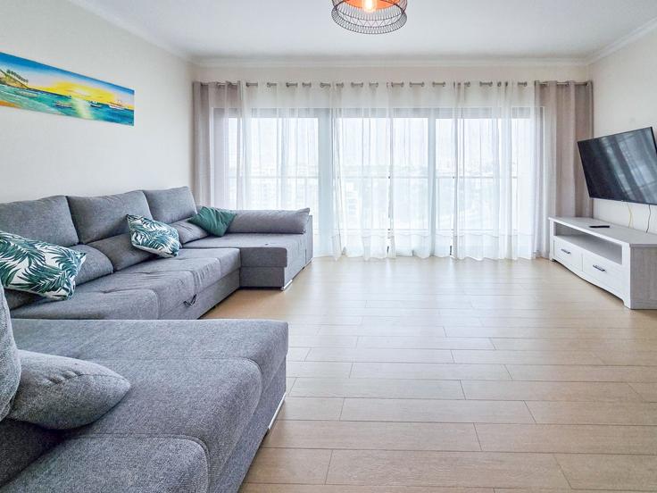 Elegant gestaltetes Wohnzimmer mit moderner Einrichtung in einer Wohnung im Building Rua Engenheiro Francisco Bívar - nuris2u-lda - 1337470 in Portimão, Portimão