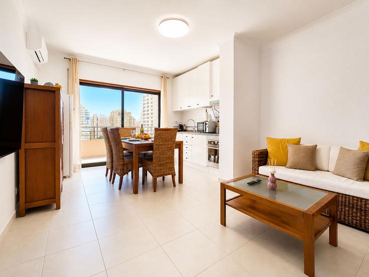 Building Avenida das Comunidades Lusíadas - nuris2u-lda - 1620541 adresindeki bir dairede modern mobilyalarla zarif bir şekilde tasarlanmış oturma odası Portimão, Portimão Building Avenida das Comunidades Lusíadas - nuris2u-lda - 1620541 adresindeki bir dairede modern mobilyalarla zarif bir şekilde tasarlanmış oturma odası Portimão, Portimão