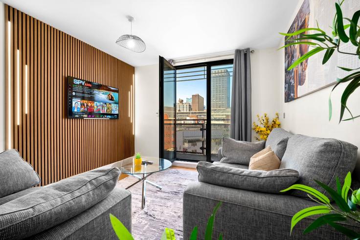 Salle de séjour élégante avec mobilier moderne dans un appartement à Building Hurst Walk - nuvo-hotel-group-ltd - 1537815 à Birmingham District, Birmingham Salle de séjour élégante avec mobilier moderne dans un appartement à Building Hurst Walk - nuvo-hotel-group-ltd - 1537815 à Birmingham District, Birmingham