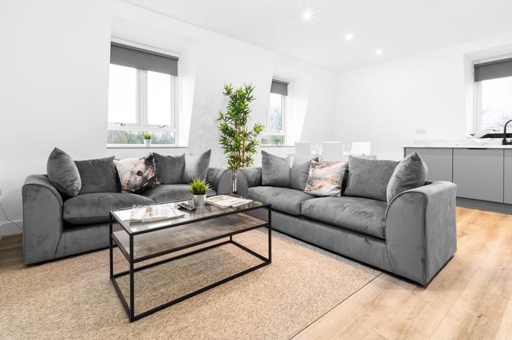Sala de estar elegantemente projetada com móveis modernos em um apartamento no Building Tollhouse Way - nuvo-hotel-group-ltd - 1537835 em Sandwell District, Smethwick Sala de estar elegantemente projetada com móveis modernos em um apartamento no Building Tollhouse Way - nuvo-hotel-group-ltd - 1537835 em Sandwell District, Smethwick