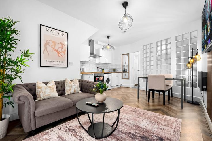 Elegante sala de estar con mobiliario moderno en un apartamento en Building Berry Street - nuvo-hotel-group-ltd - 1537837 en City of Wolverhampton District, Wolverhampton Elegante sala de estar con mobiliario moderno en un apartamento en Building Berry Street - nuvo-hotel-group-ltd - 1537837 en City of Wolverhampton District, Wolverhampton