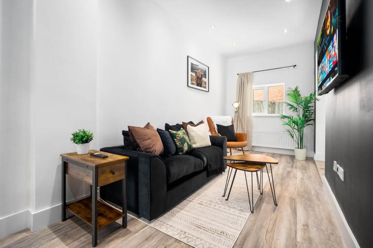 Metropolitan Borough of Dudley, Rowley Regis에 위치한 Building Hillside Avenue - nuvo-hotel-group-ltd - 1537862 유닛의 세련된 인테리어가 돋보이는 거실 Metropolitan Borough of Dudley, Rowley Regis에 위치한 Building Hillside Avenue - nuvo-hotel-group-ltd - 1537862 유닛의 세련된 인테리어가 돋보이는 거실