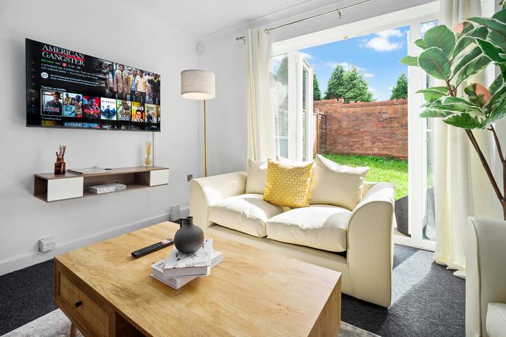 Salle de séjour élégante avec mobilier moderne dans un appartement à Building Bristnall Hall Road - nuvo-hotel-group-ltd - 1537869 à Sandwell District, Oldbury