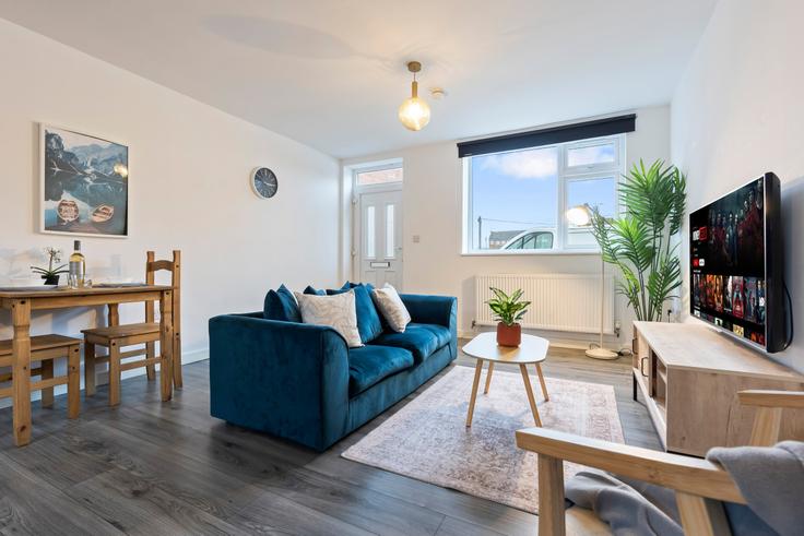 Elegante sala de estar con mobiliario moderno en un apartamento en Building Mace Street - nuvo-hotel-group-ltd - 1537885 en Sandwell District, Cradley Heath Elegante sala de estar con mobiliario moderno en un apartamento en Building Mace Street - nuvo-hotel-group-ltd - 1537885 en Sandwell District, Cradley Heath