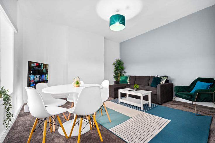 Building Blenheim Road - nuvo-hotel-group-ltd - 1537906 adresindeki bir dairede modern mobilyalarla zarif bir şekilde tasarlanmış oturma odası Birmingham District, Birmingham Building Blenheim Road - nuvo-hotel-group-ltd - 1537906 adresindeki bir dairede modern mobilyalarla zarif bir şekilde tasarlanmış oturma odası Birmingham District, Birmingham