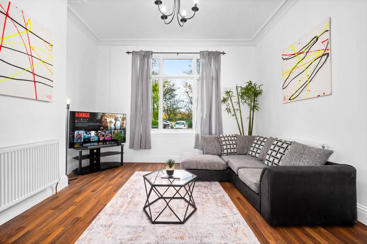 Elegante sala de estar con mobiliario moderno en un apartamento en Building Park Crescent - nuvo-hotel-group-ltd - 1537909 en City of Wolverhampton District, Wolverhampton Elegante sala de estar con mobiliario moderno en un apartamento en Building Park Crescent - nuvo-hotel-group-ltd - 1537909 en City of Wolverhampton District, Wolverhampton