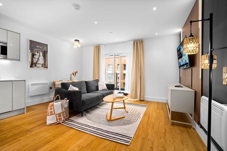 Sala de estar elegantemente projetada com móveis modernos em um apartamento no Building Hooper Street - nuvo-hotel-group-ltd - 1537923 em Birmingham District, Birmingham Sala de estar elegantemente projetada com móveis modernos em um apartamento no Building Hooper Street - nuvo-hotel-group-ltd - 1537923 em Birmingham District, Birmingham