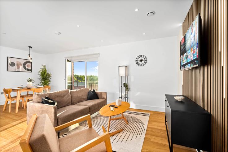 Sala de estar elegantemente projetada com móveis modernos em um apartamento no Building Hooper Street - nuvo-hotel-group-ltd - 1537941 em Birmingham District, Birmingham Sala de estar elegantemente projetada com móveis modernos em um apartamento no Building Hooper Street - nuvo-hotel-group-ltd - 1537941 em Birmingham District, Birmingham