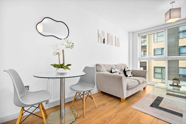 Salle de séjour élégante avec mobilier moderne dans un appartement à Building Helena Street - nuvo-hotel-group-ltd - 1537943 à Birmingham District, Birmingham Salle de séjour élégante avec mobilier moderne dans un appartement à Building Helena Street - nuvo-hotel-group-ltd - 1537943 à Birmingham District, Birmingham