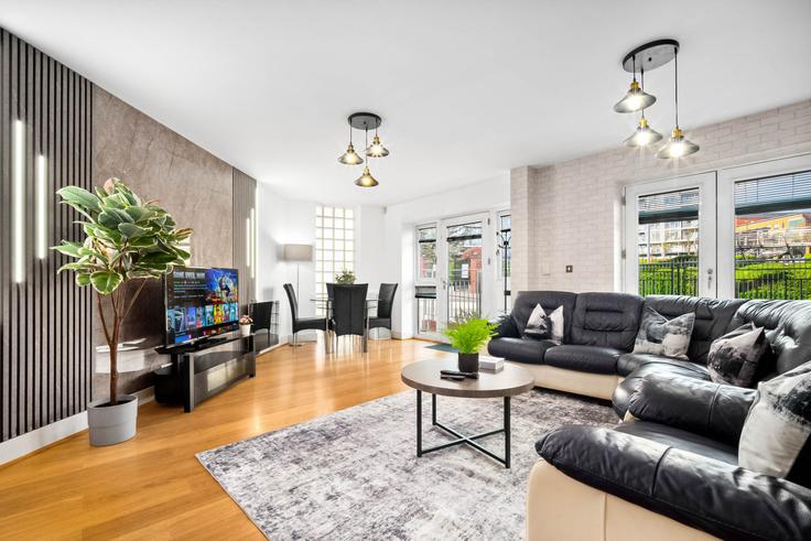 Salle de séjour élégante avec mobilier moderne dans un appartement à Building Alfred Knight Way - nuvo-hotel-group-ltd - 1537950 à Birmingham District, Birmingham