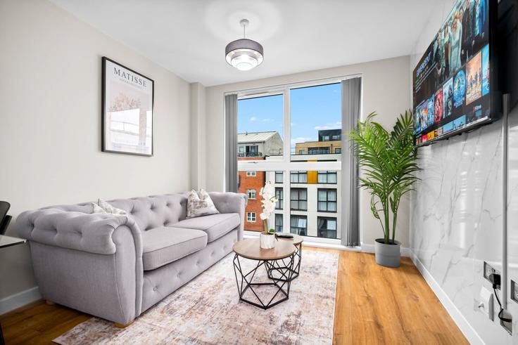 Elegante sala de estar con mobiliario moderno en un apartamento en Building 12 - nuvo-hotel-group-ltd - 1539540 en Birmingham District, Birmingham Elegante sala de estar con mobiliario moderno en un apartamento en Building 12 - nuvo-hotel-group-ltd - 1539540 en Birmingham District, Birmingham