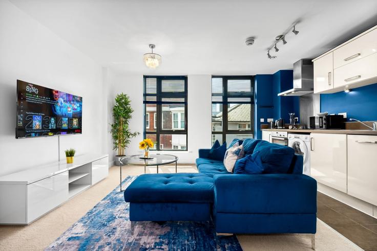 Sala de estar elegantemente projetada com móveis modernos em um apartamento no Building Warstone Lane - nuvo-hotel-group-ltd - 1604795 em Birmingham District, Birmingham Sala de estar elegantemente projetada com móveis modernos em um apartamento no Building Warstone Lane - nuvo-hotel-group-ltd - 1604795 em Birmingham District, Birmingham