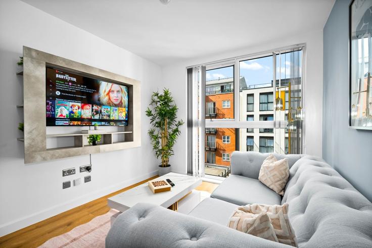 Salle de séjour élégante avec mobilier moderne dans un appartement à Building Scotland Street - nuvo-hotel-group-ltd - 1604793 à Birmingham District, Birmingham Salle de séjour élégante avec mobilier moderne dans un appartement à Building Scotland Street - nuvo-hotel-group-ltd - 1604793 à Birmingham District, Birmingham