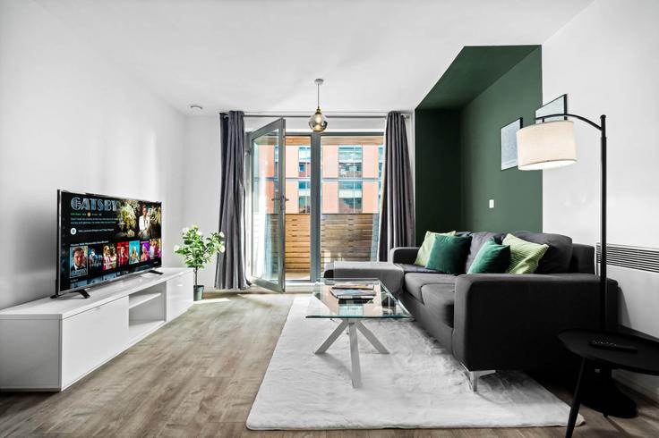 Salle de séjour élégante avec mobilier moderne dans un appartement à Building Bath Row - nuvo-hotel-group-ltd - 1537787 à Birmingham District, Birmingham Salle de séjour élégante avec mobilier moderne dans un appartement à Building Bath Row - nuvo-hotel-group-ltd - 1537787 à Birmingham District, Birmingham
