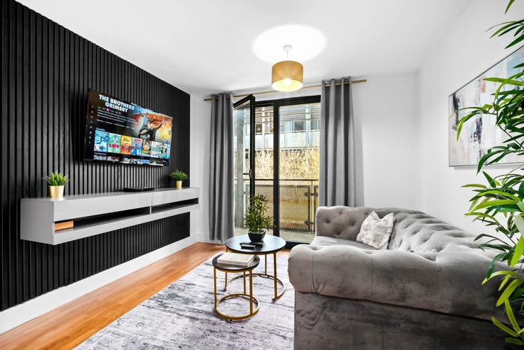 Salle de séjour élégante avec mobilier moderne dans un appartement à Building Hurst Street - nuvo-hotel-group-ltd - 1537796 à Birmingham District, Birmingham Salle de séjour élégante avec mobilier moderne dans un appartement à Building Hurst Street - nuvo-hotel-group-ltd - 1537796 à Birmingham District, Birmingham