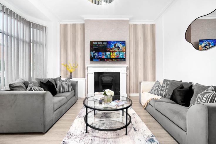 Sala de estar elegantemente projetada com móveis modernos em um apartamento no Building Thimblemill Road - nuvo-hotel-group-ltd - 1537804 em Sandwell District, Smethwick Sala de estar elegantemente projetada com móveis modernos em um apartamento no Building Thimblemill Road - nuvo-hotel-group-ltd - 1537804 em Sandwell District, Smethwick