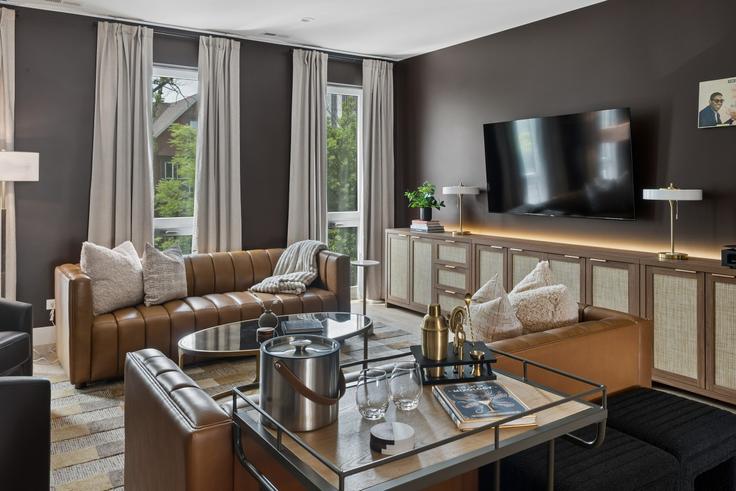 Chicago ChicagoのBuilding West Addison Street - nvr-properties - 1605185のアパートメントにある、モダンな家具を備えたエレガントなデザインのリビングルーム Chicago ChicagoのBuilding West Addison Street - nvr-properties - 1605185のアパートメントにある、モダンな家具を備えたエレガントなデザインのリビングルーム