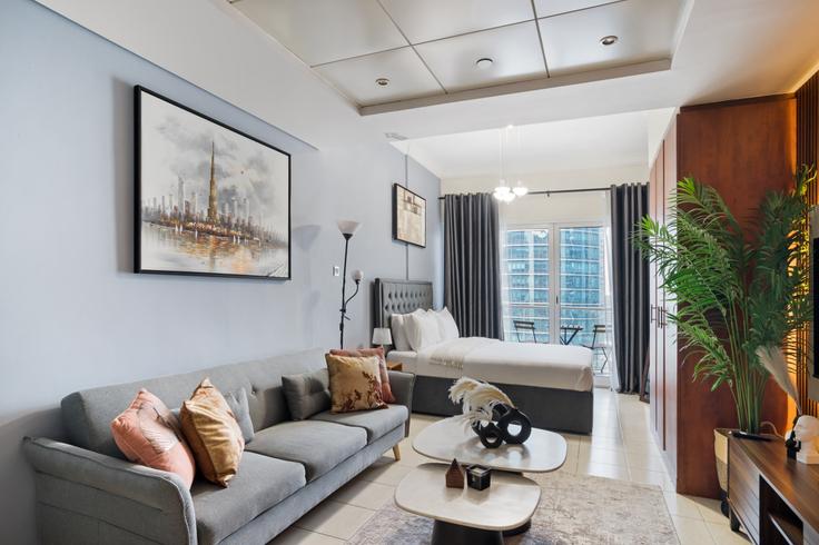 Dubai JLTのBuilding Cluster K - oak-tree-vacation-homes-rental - 1316336のアパートメントにある、モダンな家具を備えたエレガントなデザインのリビングルーム