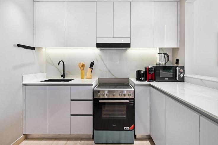 Al Barsha South Fourth, Dubai에 위치한 Building Bijada Boulevard South - oak-tree-vacation-homes-rental - 1316350의 프리미엄 아파트에서 만나는 세련되고 기능적인 최고급 주방