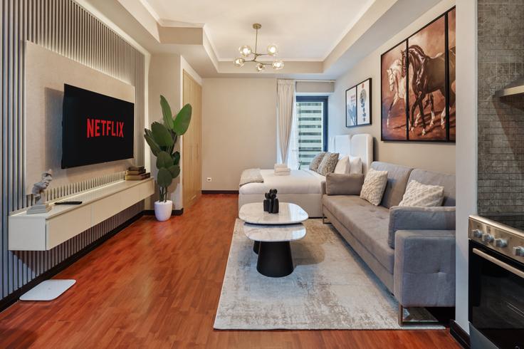 Dubai JLTのBuilding Tariaq Bedon Esm - oak-tree-vacation-homes-rental - 1316321のアパートメントにある、モダンな家具を備えたエレガントなデザインのリビングルーム