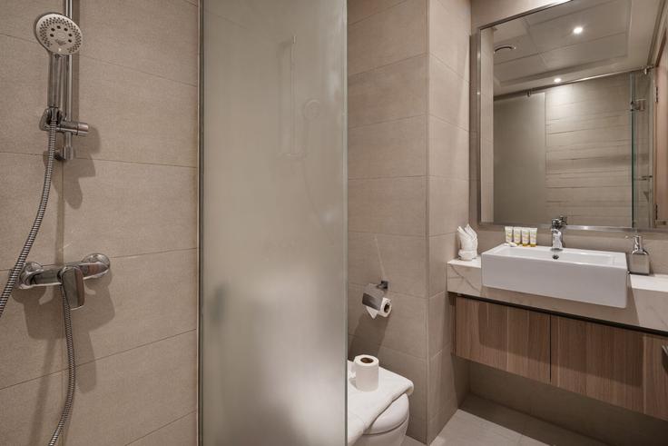 Raffiniertes und schön gestaltetes Bad mit raffinierten Akzenten im Building Tariaq Bedon Esm - oak-tree-vacation-homes-rental - 1316352 in Nad Al Sheba, Dubai