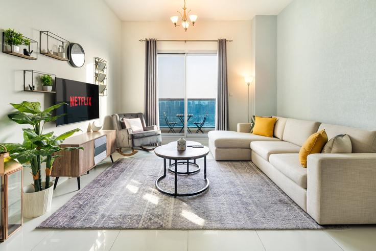 Elegante sala de estar con mobiliario moderno en un apartamento en Building Golf Course Drive - oak-tree-vacation-homes-rental - 1316343 en Dubai, Dubai