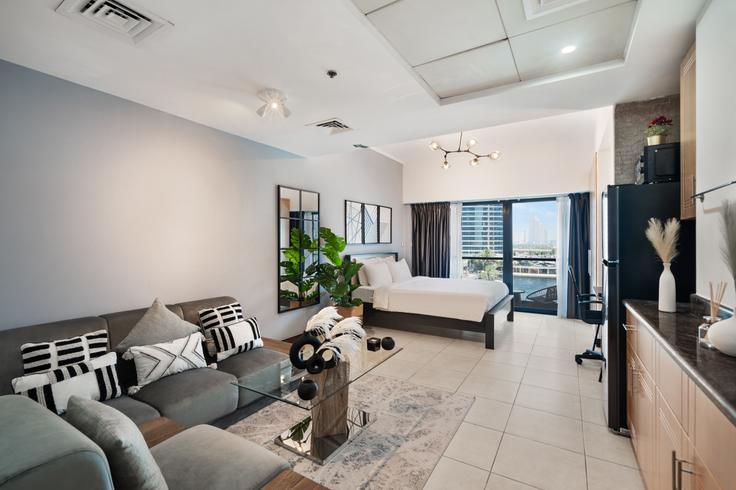 JLT, Dubai 소재 Building Tariaq Bedon Esm - oak-tree-vacation-homes-rental - 1316328 유닛에 마련된, 현대적인 가구로 꾸며진 우아한 디자인의 거실 JLT, Dubai 소재 Building Tariaq Bedon Esm - oak-tree-vacation-homes-rental - 1316328 유닛에 마련된, 현대적인 가구로 꾸며진 우아한 디자인의 거실