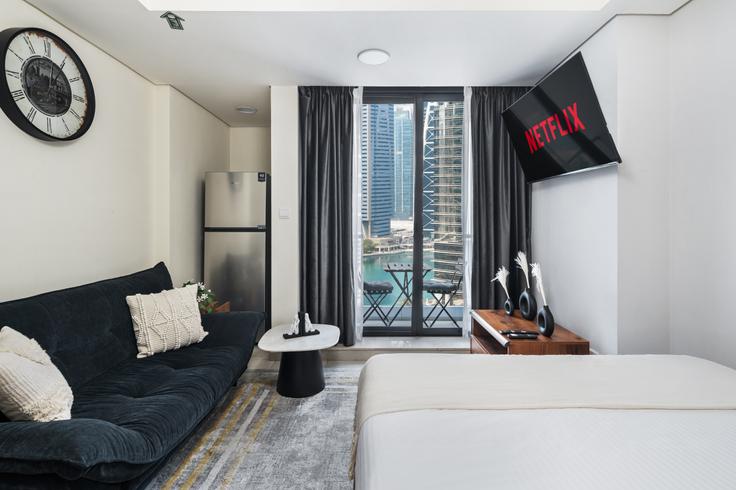 Sala de estar elegantemente projetada com móveis modernos em um apartamento no Building Cluster J - oak-tree-vacation-homes-rental - 1316322 em JLT, Dubai