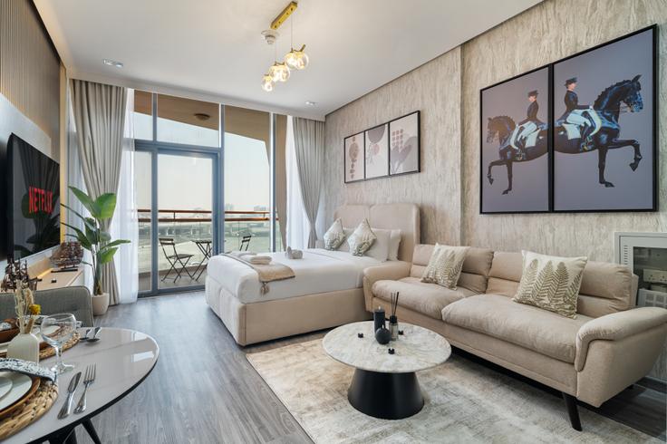 Salle de séjour élégante avec mobilier moderne dans un appartement à Building Tariaq Bedon Esm - oak-tree-vacation-homes-rental - 1316355 à Dubai Silicon Oasis, Dubai