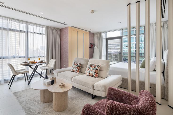 Elegant gestaltetes Wohnzimmer mit moderner Einrichtung in einer Wohnung im Building Tariaq Bedon Esm - oak-tree-vacation-homes-rental - 1460743 in Dubai, Dubai