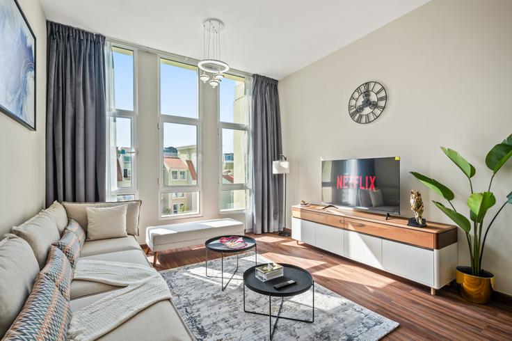 Building Street 9 - oak-tree-vacation-homes-rental - 1316346 adresindeki bir dairede modern mobilyalarla zarif bir şekilde tasarlanmış oturma odası Jebel Ali Village, Dubai