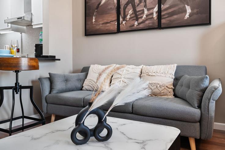 Elegante sala de estar con mobiliario moderno en un apartamento en Building Street 6 - oak-tree-vacation-homes-rental - 1316319 en Jebel Ali Village, Dubai Elegante sala de estar con mobiliario moderno en un apartamento en Building Street 6 - oak-tree-vacation-homes-rental - 1316319 en Jebel Ali Village, Dubai