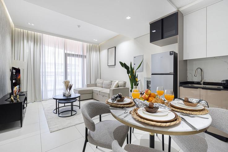 Building Tariaq Bedon Esm - oak-tree-vacation-homes-rental - 1403572 adresindeki bir dairede modern mobilyalarla zarif bir şekilde tasarlanmış oturma odası Dubai Silicon Oasis, Dubai