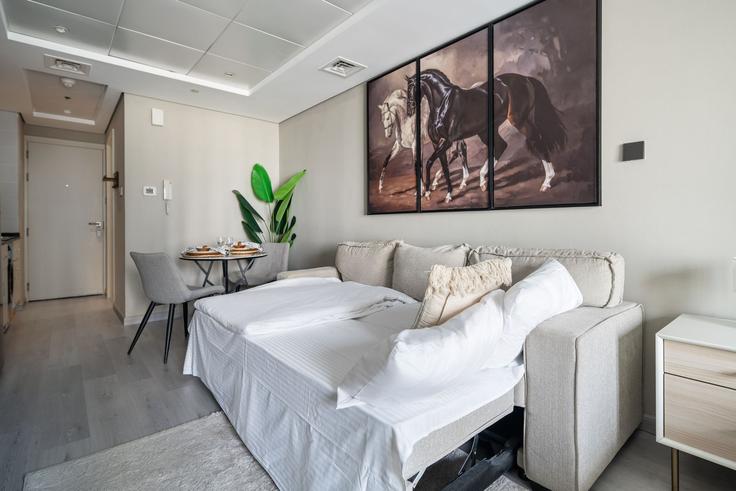 Elegante sala de estar con mobiliario moderno en un apartamento en Building Cluster B - oak-tree-vacation-homes-rental - 1316337 en JLT, Dubai Elegante sala de estar con mobiliario moderno en un apartamento en Building Cluster B - oak-tree-vacation-homes-rental - 1316337 en JLT, Dubai