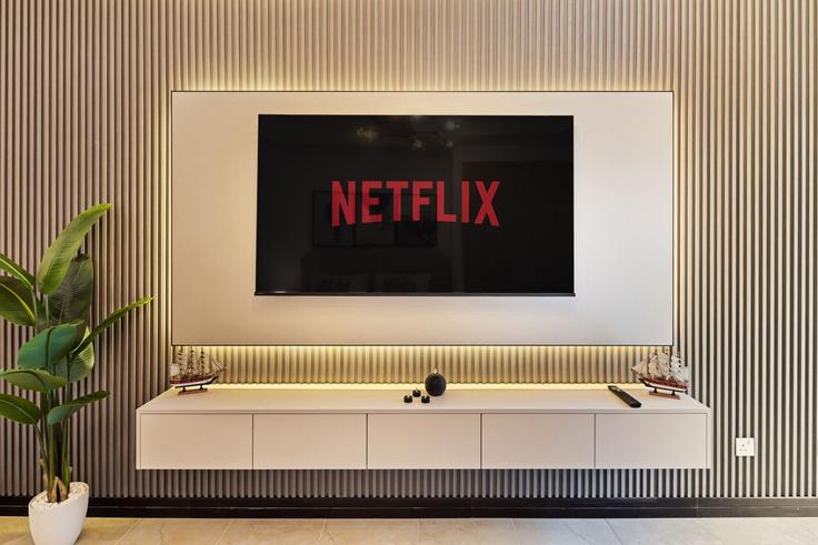 Elegant gestaltetes Wohnzimmer mit moderner Einrichtung in einer Wohnung im Building Tariaq Bedon Esm - oak-tree-vacation-homes-rental - 1316356 in JLT, Dubai