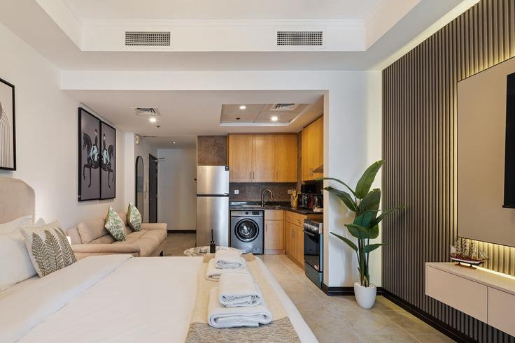 Salle de séjour élégante avec mobilier moderne dans un appartement à Building Tariaq Bedon Esm - oak-tree-vacation-homes-rental - 1316356 à JLT, Dubai Salle de séjour élégante avec mobilier moderne dans un appartement à Building Tariaq Bedon Esm - oak-tree-vacation-homes-rental - 1316356 à JLT, Dubai