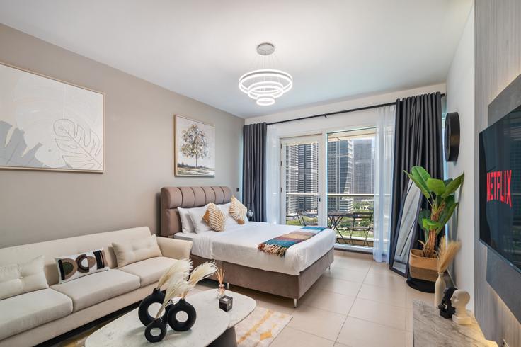 Dubai JLTのBuilding Cluster G - oak-tree-vacation-homes-rental - 1316340のアパートメントにある、モダンな家具を備えたエレガントなデザインのリビングルーム