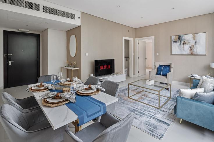Dubai Business BayのBuilding Marasi Drive - oak-tree-vacation-homes-rental - 1335285のアパートメントにある、モダンな家具を備えたエレガントなデザインのリビングルーム