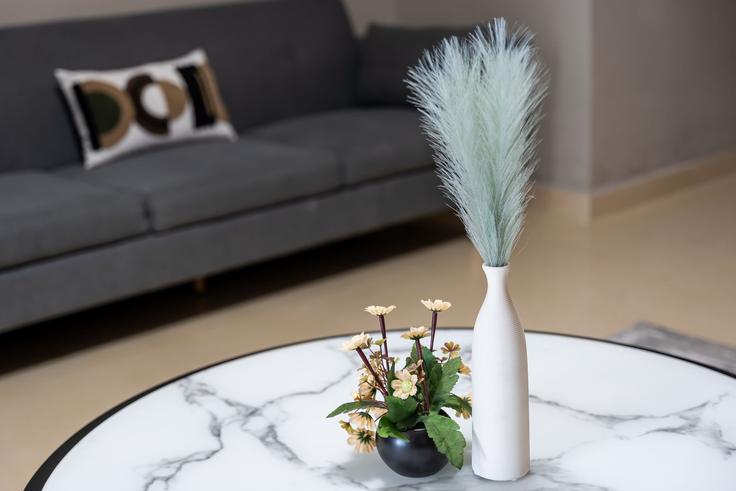 JLT, Dubai에 위치한 Building Tariaq Bedon Esm - oak-tree-vacation-homes-rental - 1316349 아파트의 세련된 인테리어가 돋보이는 거실 JLT, Dubai에 위치한 Building Tariaq Bedon Esm - oak-tree-vacation-homes-rental - 1316349 아파트의 세련된 인테리어가 돋보이는 거실