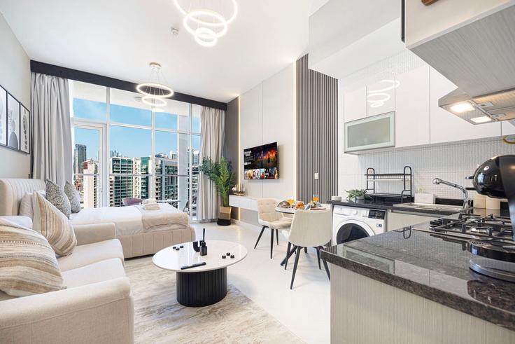 Elegante sala de estar con mobiliario moderno en un apartamento en Building Marasi Drive - oak-tree-vacation-homes-rental - 1347571 en Business Bay, Dubai Elegante sala de estar con mobiliario moderno en un apartamento en Building Marasi Drive - oak-tree-vacation-homes-rental - 1347571 en Business Bay, Dubai