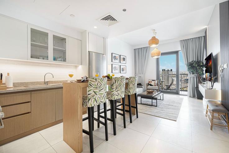Elegante sala de estar con mobiliario moderno en un apartamento en Building Tariaq Bedon Esm - oak-tree-vacation-homes-rental - 1316334 en Al Kheeran First, Dubai