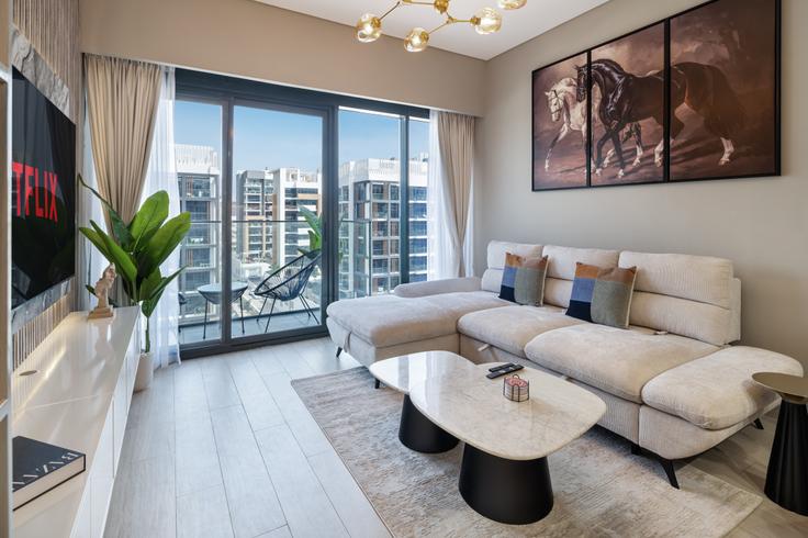 Building Tariaq Bedon Esm - oak-tree-vacation-homes-rental - 1316362 adresindeki bir dairede modern mobilyalarla zarif bir şekilde tasarlanmış oturma odası Nad Al Sheba, Dubai