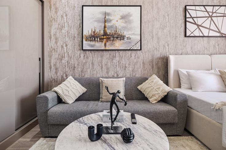 Sala de estar elegantemente projetada com móveis modernos em um apartamento no Building Tariaq Bedon Esm - oak-tree-vacation-homes-rental - 1316329 em Dubai Silicon Oasis, Dubai Sala de estar elegantemente projetada com móveis modernos em um apartamento no Building Tariaq Bedon Esm - oak-tree-vacation-homes-rental - 1316329 em Dubai Silicon Oasis, Dubai